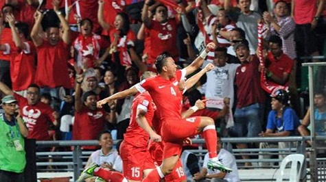 Các tuyển thủ Singapore ăn mừng sau khi giành quyền vào chơi trận chung kết AFF Suzuki Cup 2012.